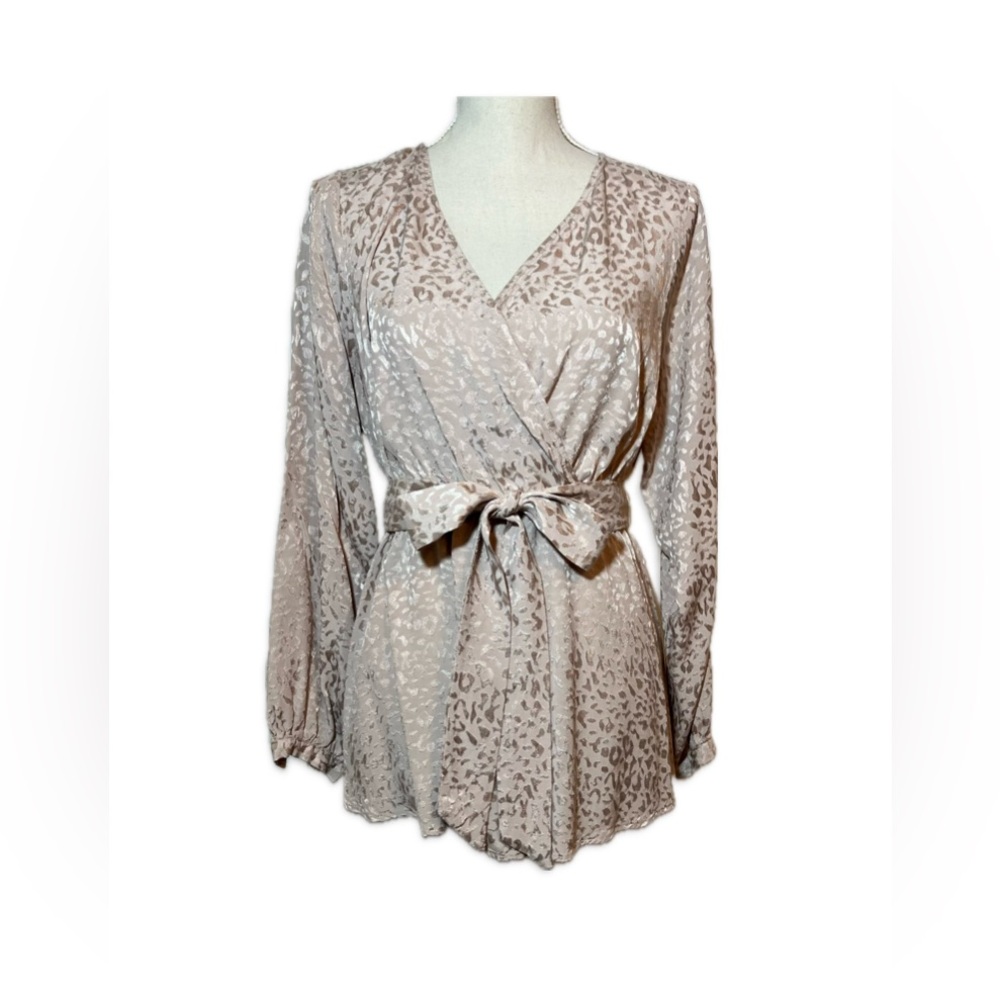 Torrid Size 0 Leopard Print Blouse Women’s Size L Beige Faux Wrap Empire Waist